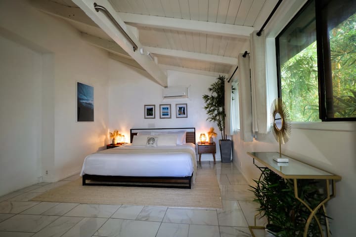 Family Home, Center of North Shore, – Ocean Views! gallery image 5