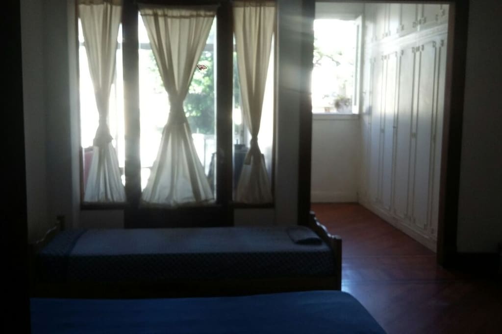 Habitación Principal con Vestidor en Suite. Ventana al Jardín