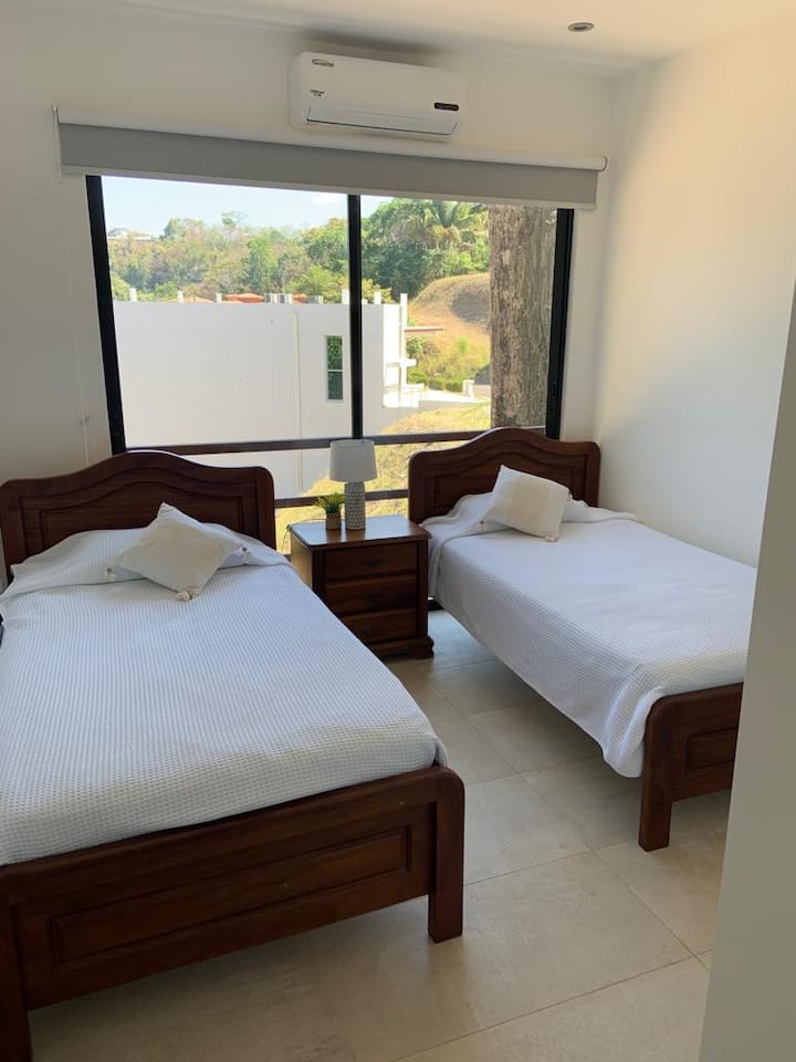 SPÁLŇA 3: Svetlá spálňa s klimatizáciou a veľkým šatníkom.