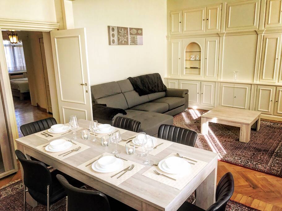 Salle à Manger pour 6 Personnes. Tapis Persans.