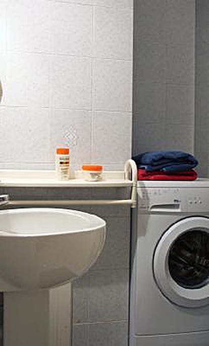 Bagno con lavatrice e box doccia