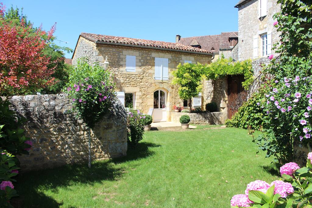 La maison vue depuis son agréable jardin
