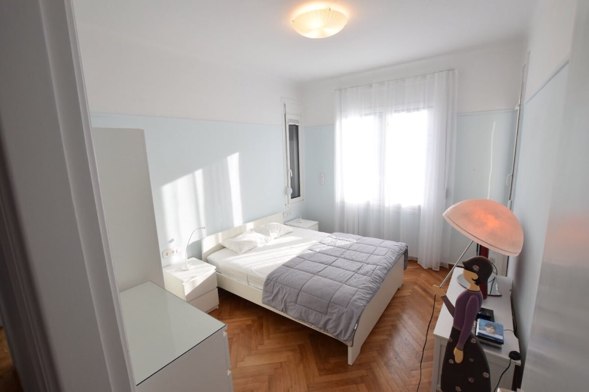 Главна спалня, двойно легло (от всяка страна), телевизор (Netflix), A/C 12.000btu, прозорци в залива, огромен въздух и слънце в стаята!