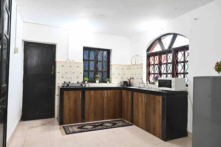 Full kitchen image 1