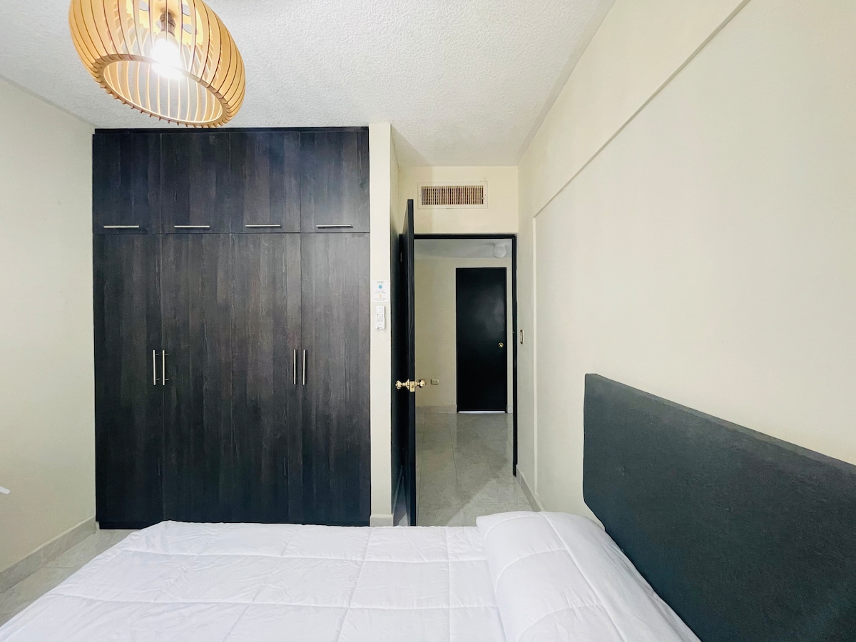 Jr. spavaća soba br. 1 s bračnim krevetom 