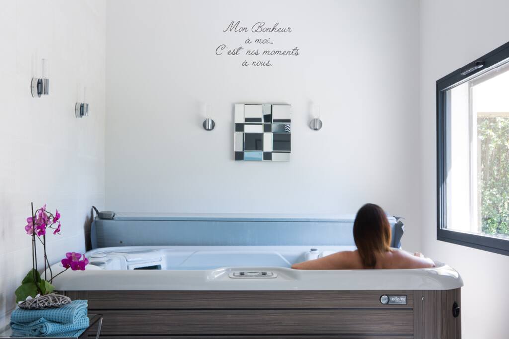 L'espace bien-être avec le jacuzzi
