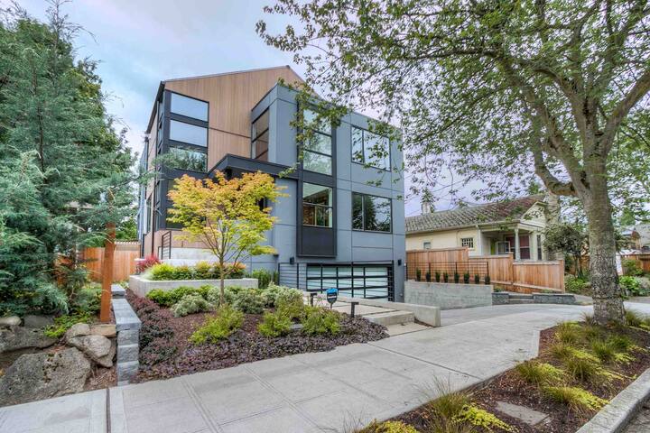 Downtown Oasis, 4 Bd new home w/tub & rooftop deck gallery image 2