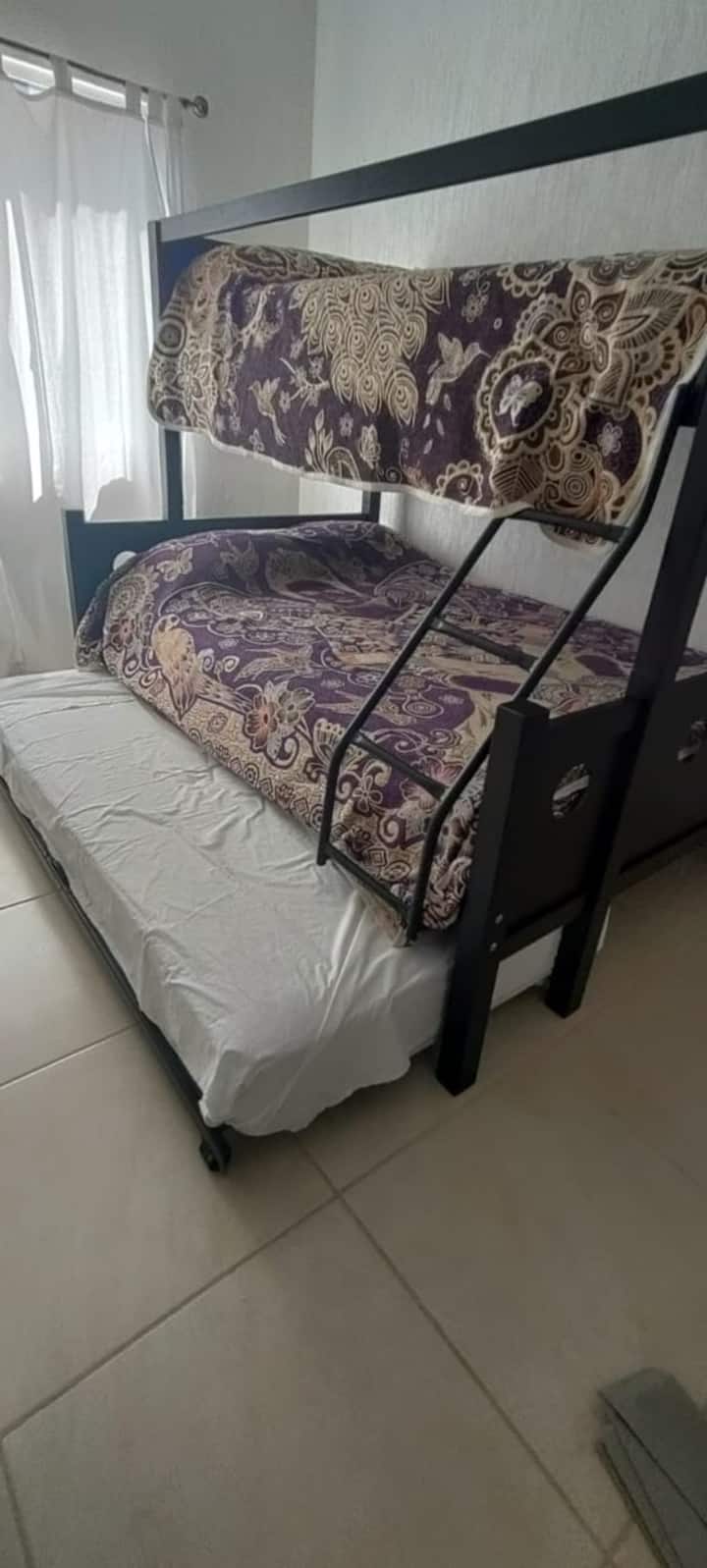 Ორსართულიანი საწოლი 3 საწოლით
Მასში არის 2 ერთადგილიანი საწოლი და ერთი საწოლი.
Ოთახი კონდიციონერით 
Საძინებელში არის აბაზანა-ტუალეტი 