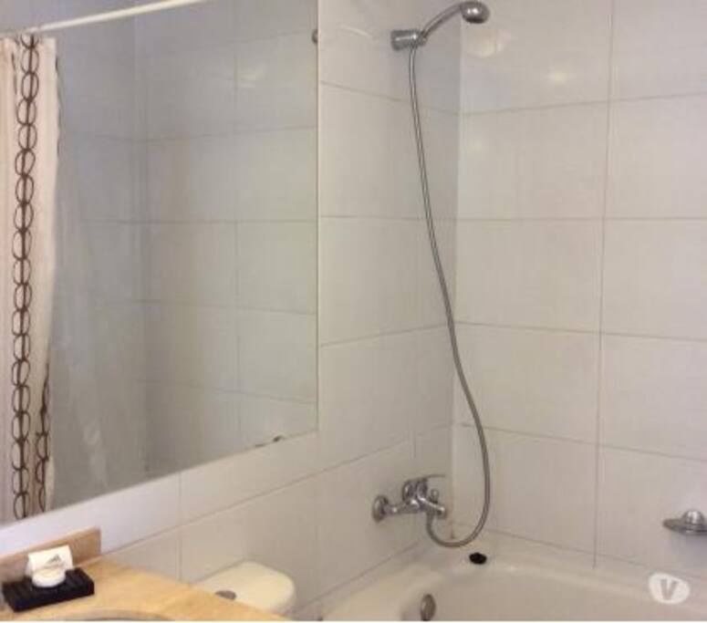 Baño con tina y ducha