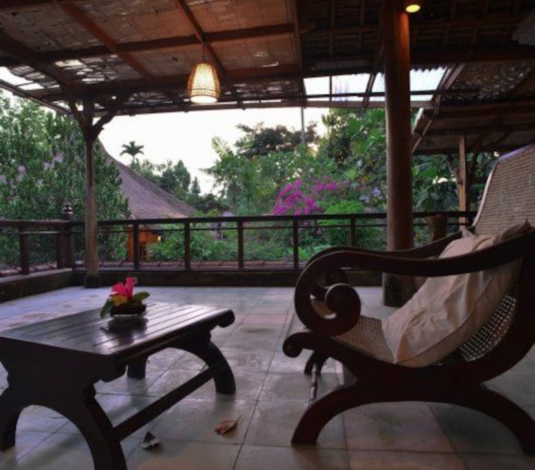 Bale Gajah: Traditional Balinese living room