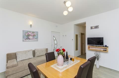 Popular Airbnb listing: Luxury 5BR Residence Granić Heated Pool & Gym in Kamen