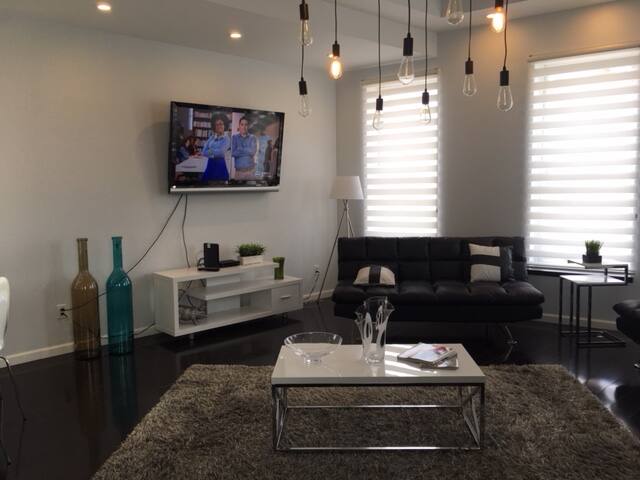 Luxury three story apartment in SHORT NORTH gallery image 2