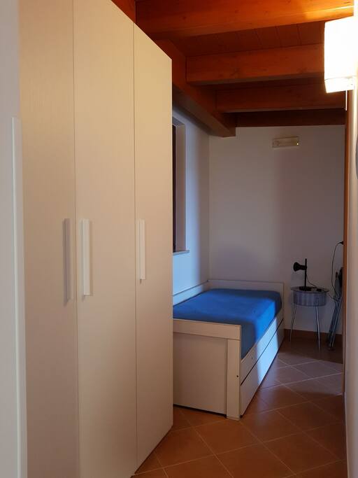 grande disimpegno con un letto