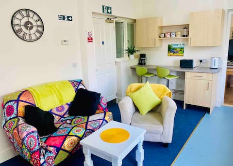 Top Airbnb: 3-bedroom flat - no stairs, free parking, near NEC in Kings Heath