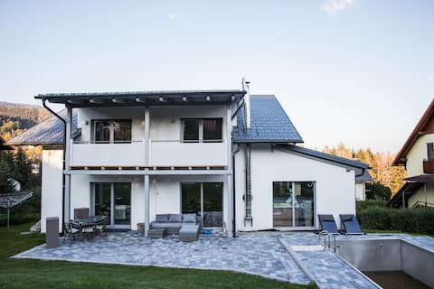 NEUE WOHNUNG MIT POOL, GARTEN NÄHE GRÜNER SEE