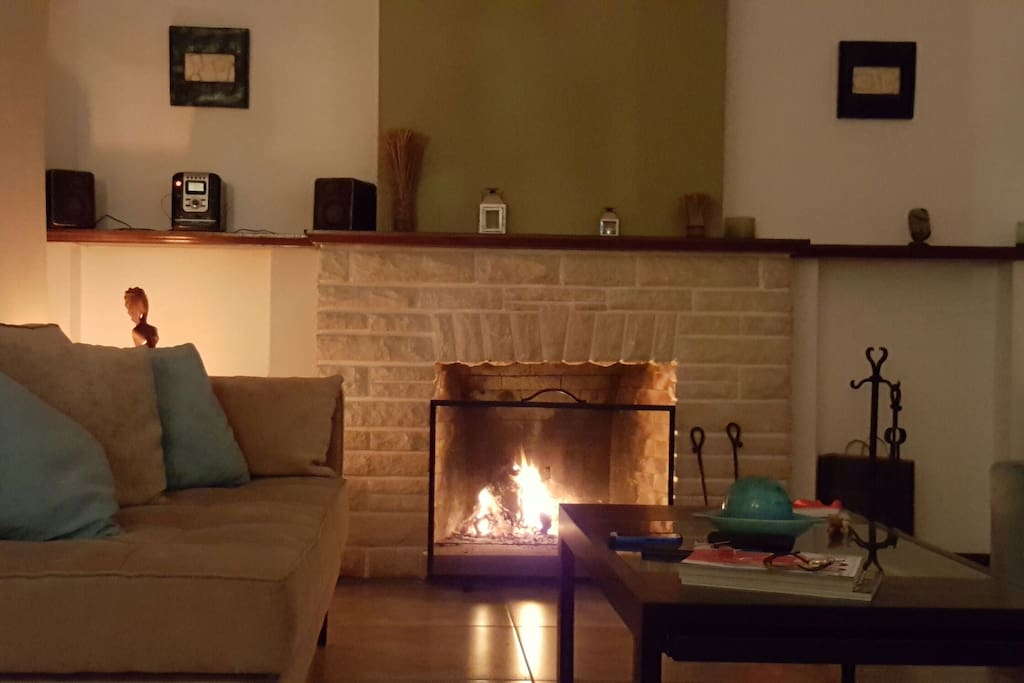 hermoso living con fogón a leña y Led smart 50 "