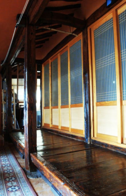 Traditinal Korean-stlye wooden floor. After the remodeling, it locates inside of the house for having a rest with tea or coffee.
