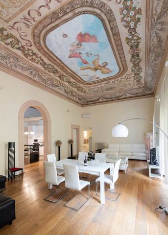 Incredible Frescoed Apartment next to Uffizi gallery image 3