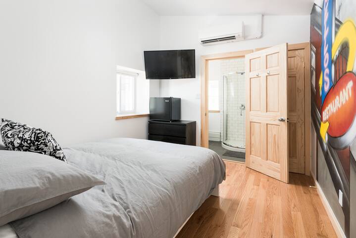 PERFECT CRASHPAD, DOWNTOWN OTTAWA (Unit 5)