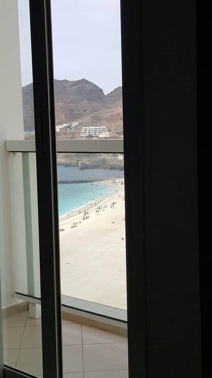 SUÍTE MARIPOSA COM VISTA PARA A PRAIA A PARTIR DO QUARTO DUPLO.
VOCÊ ESTÁ EM FRENTE À PRAIA MAIS BONITA DE MINDELO E A POUCOS MINUTOS A PÉ DO CENTRO DA CIDADE