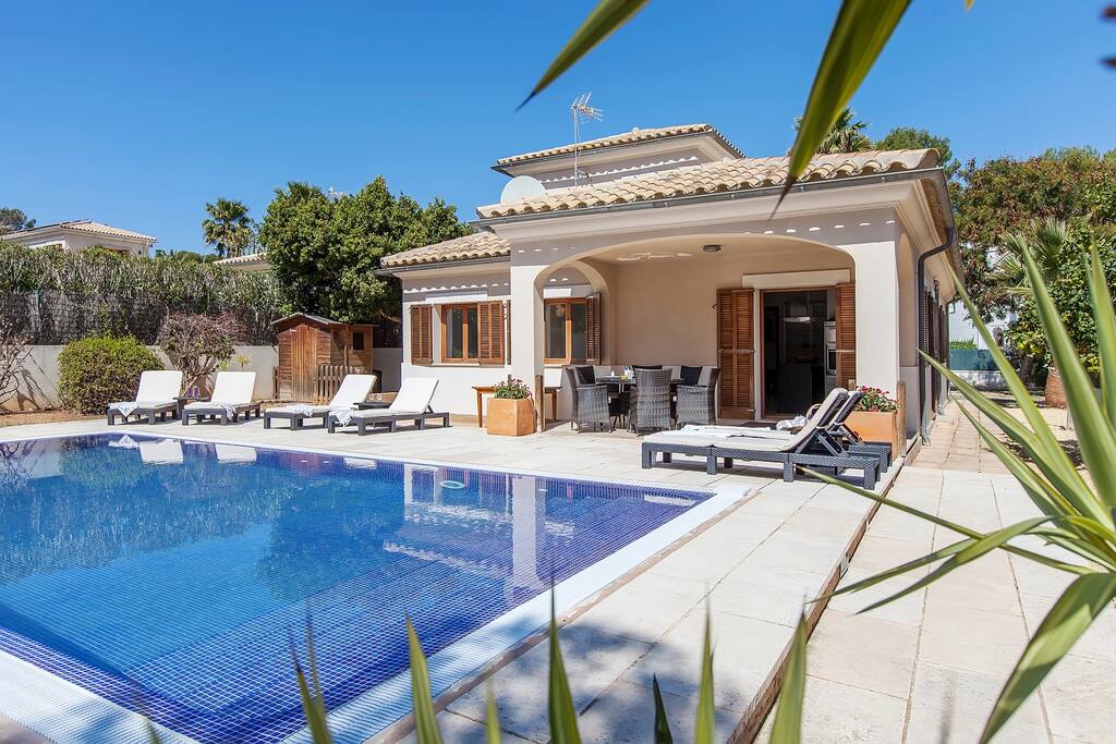 The pristine pool has the sun on it all day long, pool hammam towels supplied.