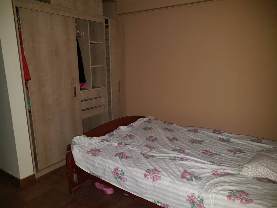 habitación amplia con roperos empotrados y cama