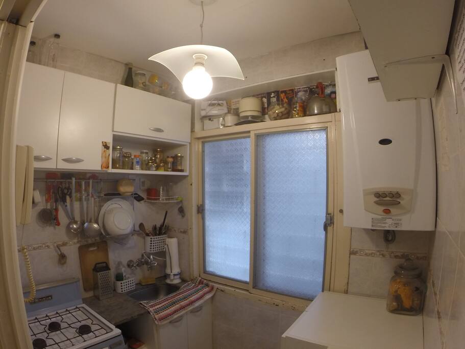 Cocina, con cocina y calefon a gas.