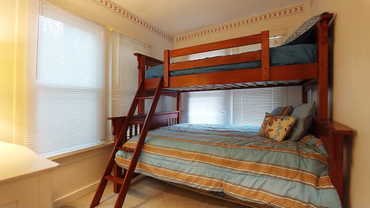 كوخ B غرفة نوم خلفية في الطابق الأول مع سرير كامل/مزدوج