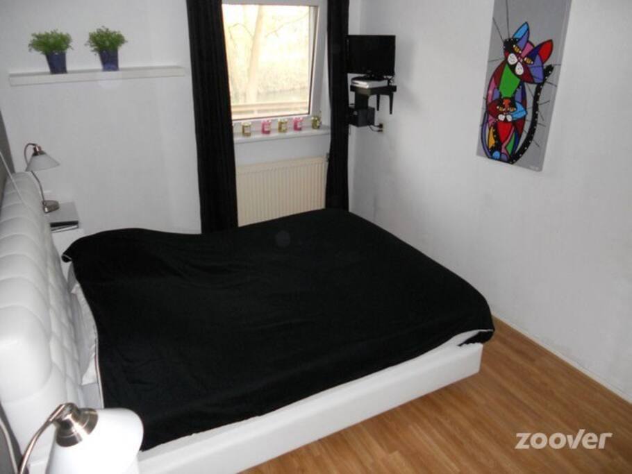 Kamer 1 is een ruime kamer, met uitzicht op de tuin, en de vijver, waar de zwanen passen op hun nieuwe jongen.