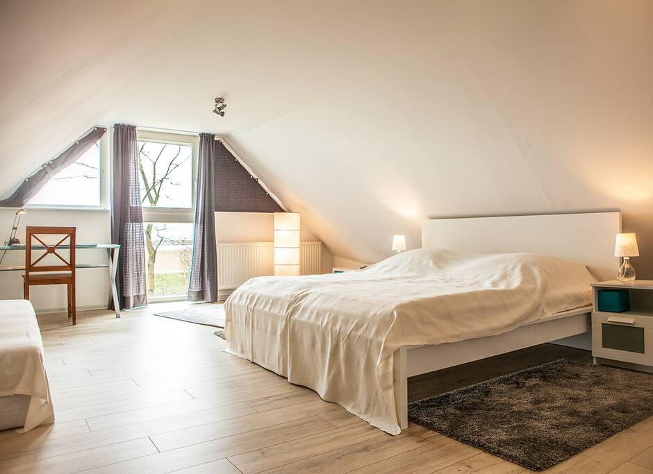 Schlafzimmer / Bedroom