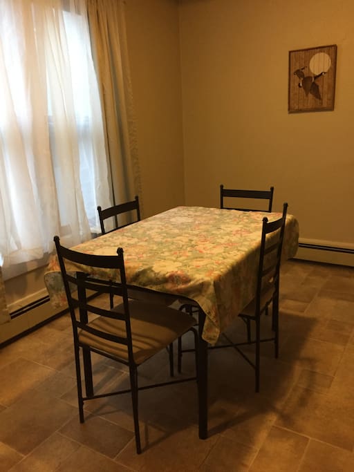 Dining room seats 4, additional seating at breakfast bar for 2