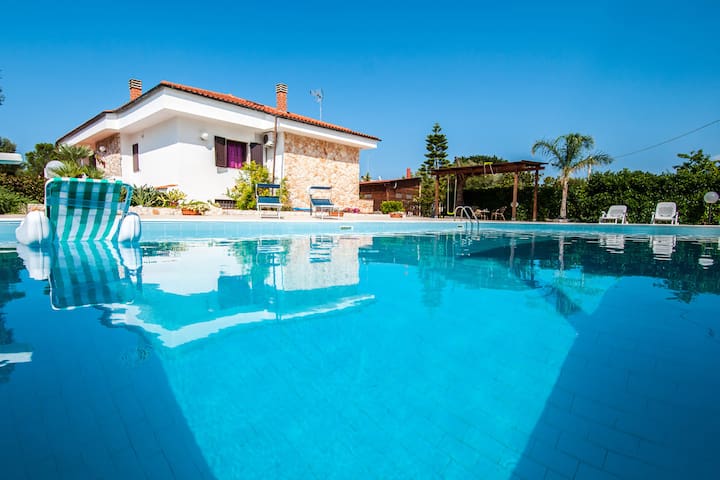 Villa with Pool in Puglia for 8 people