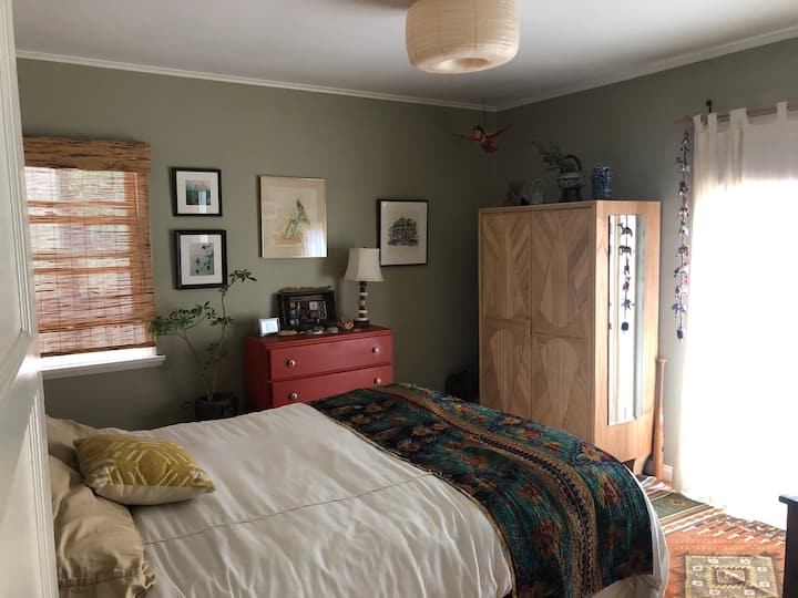 غرفة نوم رئيسية مع أبواب فرنسية إلى الفناء الخلفي