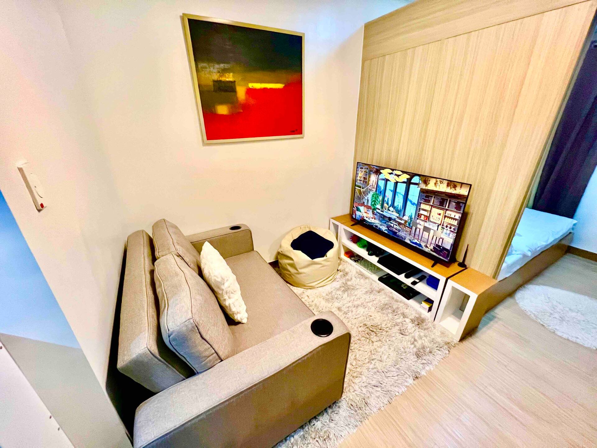 1 Bedroom Cozy Condo Unit with Netflix & Free Wifi in Trees Residences — photo 5