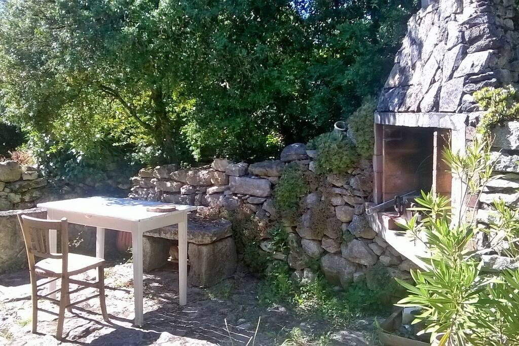 Barbecue, terrasse agréable sans vis à vis accès sur la cuisine