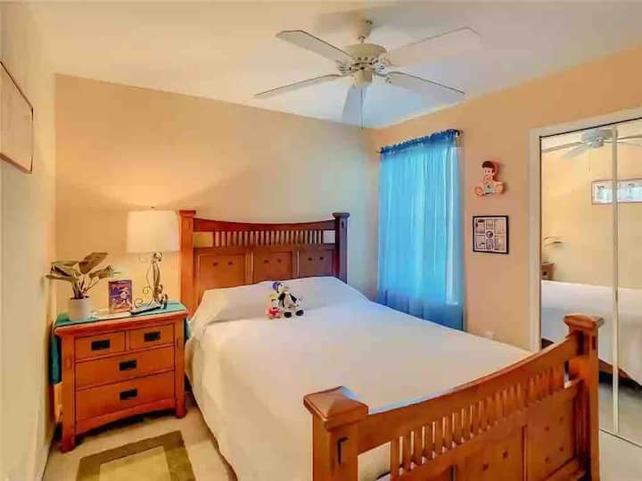 Chumba hiki cha kulala kina kitanda cha ukubwa wa malkia kilicho na kabati la nguo. Pia inamilikiwa na Roku Tv, taa na feni ya dari.