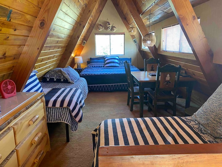 Голямо двойно легло и две близначки. Маса за игри. 