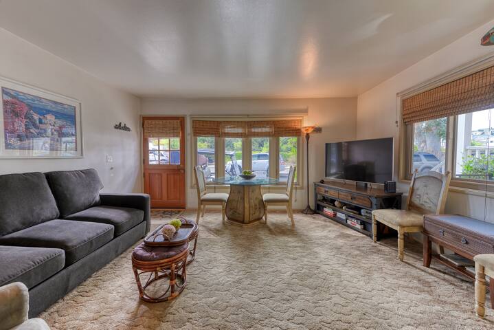 Quaint House w/ Tropical Theme Decor, ONE Block gallery image 4