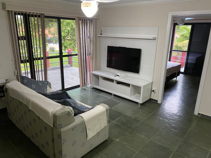 غرفة معيشة حميمة. سرير أريكة مزدوج الحجم.