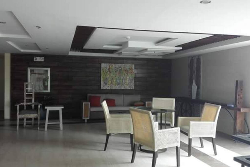 The lobby of the bldg.