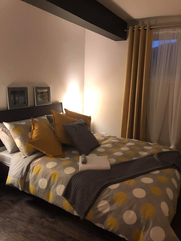 Druhá izba je vybavená gélovým matracom s gélom-moam pre pevnejšie pohodlie! Máme tiež gélové vankúše na podporu vášho terapeutického zážitku!