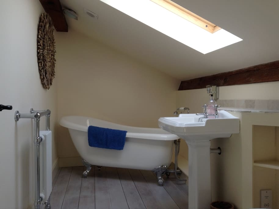 Roll top ensuite bath room