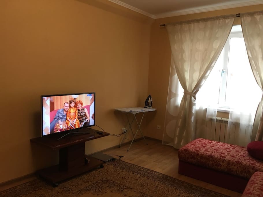 1 комната с большим диваном