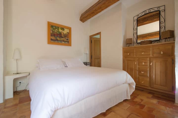 غرفة نوم 2 بسرير كبير وحمام وشرفة غربية 