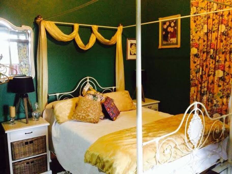 Bed 1 has private bathroom