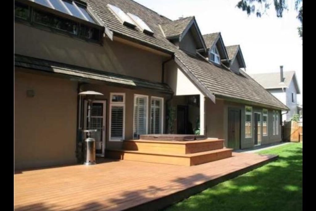 Spacious access to backyard.