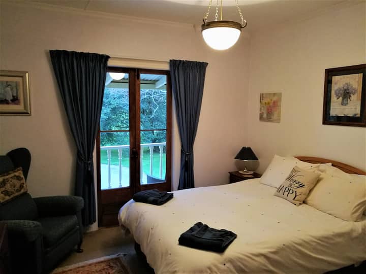 4. spavaća soba. Francuska vrata otvaraju se prema verandi na katu.