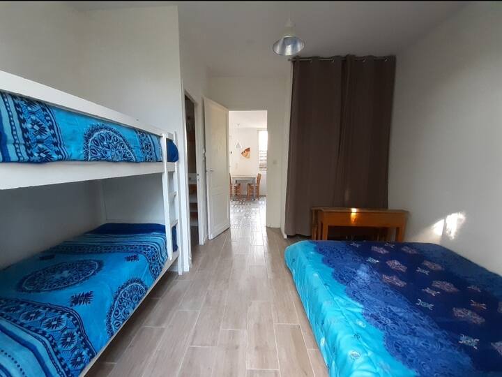 Ampia foto angolare della camera da letto 2 con divano letto in versione