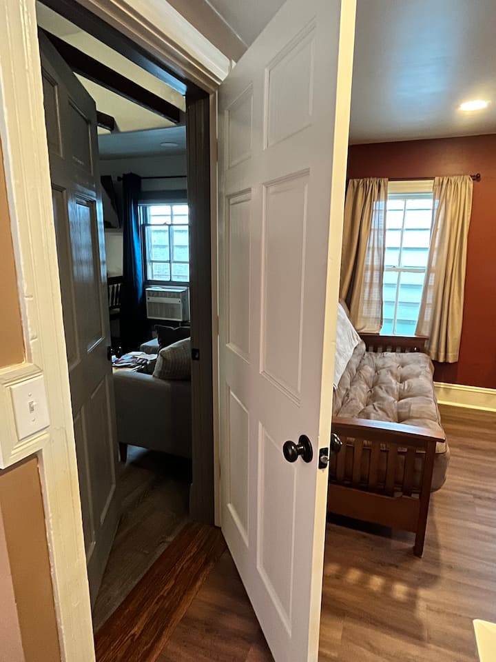 Две врати кои се заклучуваат за приватност помеѓу просторите. 