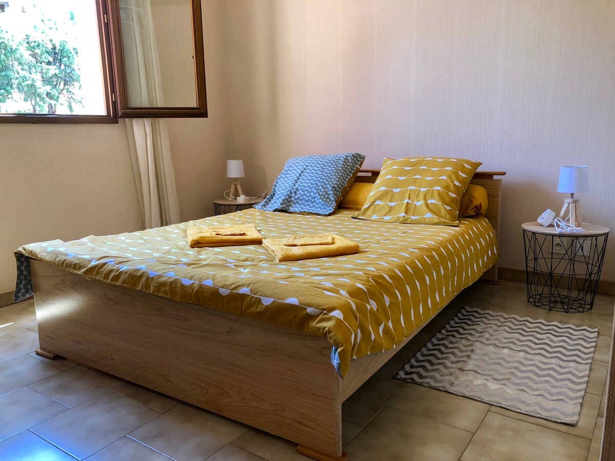 Spálňa 2 so stolom a šatníkom 